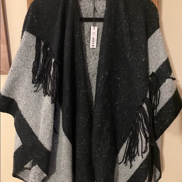 Apt. 9 Jackets & Blazers - ⭐️ 3/$30 Apt. 9 Reversible Black and Grey Shawl